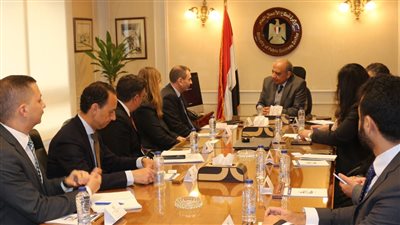 وزير قطاع الأعمال العام يستقبل وفد البنك الأوروبي لبحث فرص التعاون