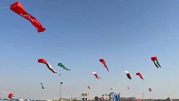 طائرات ورقية بسماء