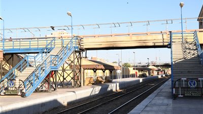 بعد شكوى المواطنين.. تنفيذ كوبري جديد للمشاة بمحطة سكة حديد قنا خلال 15 يومًا