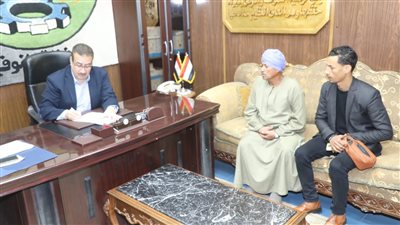 محافظ المنوفية يسلم مساعدة مالية لأسرة نفقت ماشيتها في حريق