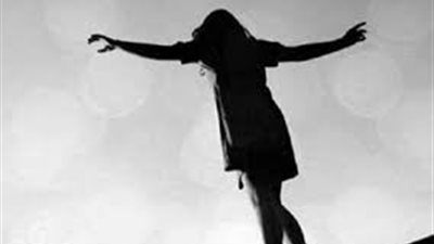 لمرورها بأزمة نفسية.. ربة منزل تنهي حياتها قفزًا من الطابق الخامس بالفيوم