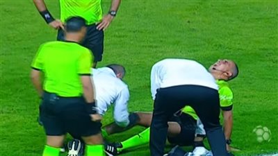 إصابة الحكم المساعد بمباراة سموحة وحرس الحدود بشد عضلي أثناء المباراة| صور