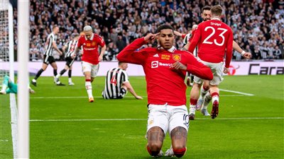 مانشستر يونايتد يتوج بطلًا لكأس الرابطة الإنجليزية بثنائية في شباك نيوكاسل 