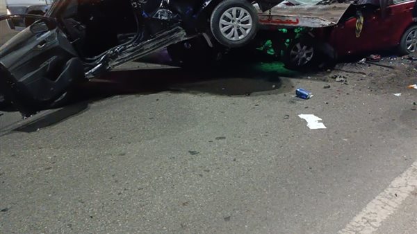 سائق يصطدم بسيارة