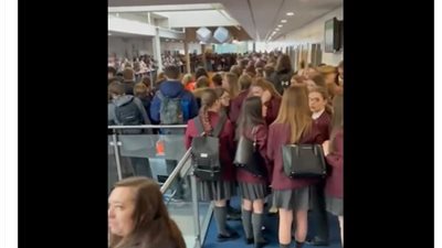 طلاب مدرسة في ليفربول يعتصمون بسبب منع الفتيات من ارتداء التنانير القصيرة | فيديو