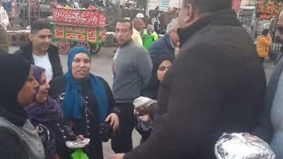 شباب يوزعون حواوشي وكشري مجانًا على المحتاجين في رمسيس: لازم نساعد الغلابة | بث مباشر