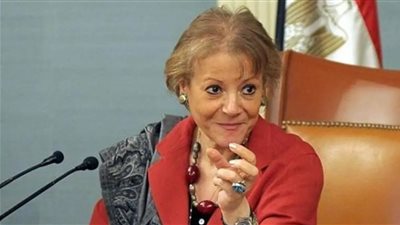 فايزة أبو النجا تحصل على وسام الاستحقاق المجري من الطبقة الأولى