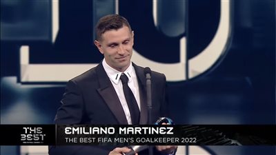 رسميًا.. إيميليانو مارتينيز يفوز بجائزة أفضل حارس في العالم 