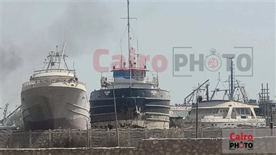 الحماية المدنية تسيطر على حريق شب في ميناء الأتكة بالسويس| بث مباشر