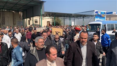 3 نعوش في جنازة.. تشييع جثامين أب وأم وطفلتهما عقب وفاتهم في حادث ببورسعيد | صور وفيديو