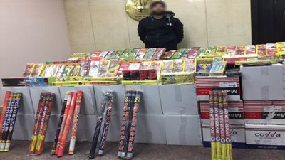 ضبط مليون و600 ألف صاروخ ناري بحوزة تاجر في الجمالية