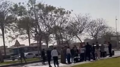 فتاة تلقي بنفسها أمام سيارة بعد مشاجرة مع خطيبها بمنطقة القاهرة الجديدة