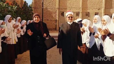 زي أمنا.. طالبات معهد أزهري ينظمن ممرا شرفيا لمعلمة لبلوغها سن التقاعد في قنا