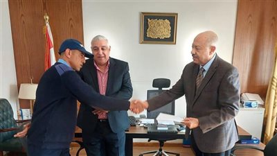 تكريم فرد الأمن محمود محمد لإنقاذه حياة سيدة مسنة بالرحاب