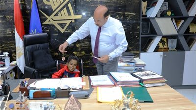 محافظ أسوان يستقبل الطفل عبد الله محمود ويقرر تحمل المحافظة لنفقة علاجه بالقاهرة