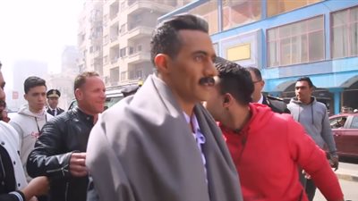 محمد رمضان وسط حشد جماهيري في منطقة الويلي خلال تصوير جعفر العمدة