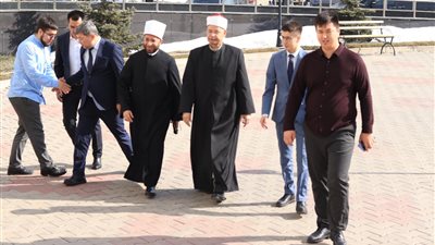 استقبال حافل لـ أسامة الأزهري في الجامعة المصرية للثقافة الإسلامية بكازاخستان