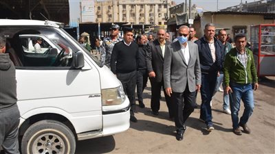 بعد تحريك أسعار البنزين.. محافظ القليوبية يتابع التزام السائقين بالتعريفة المقررة بمواقف بنها وشبرا 