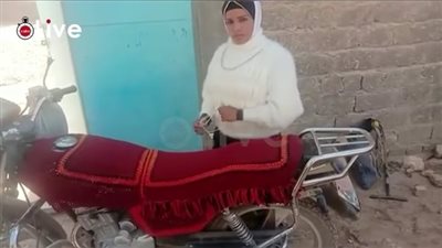 حلمها يكون عندها ورشة.. «رئيسة» أول فتاة تعمل في تنجيد السيارات بالكروشيه في سوهاج: محدش بياكلها بالساهل | صور وفيديو 