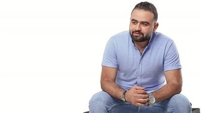 هشام الرشيدي: غادة عبد الرازق فنانة محترمة وبتفهم فن.. وهذه حقيقة خلافها مع ممثلي تلت التلاتة