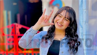 أوليڤيا عماد فتاة أقصرية أتقنت لغة الإشارة لإسعاد ذوي الهمم