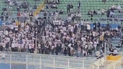 جماهير الزمالك تساند فريقها من المدرجات قبل مباراة بيراميدز في الدوري| بث مباشر