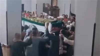 أقاموا له ضريحًا.. حقيقة رفض نعش متوفى الخروج من المسجد ببني سويف وتشييعه بالزغاريد| فيديو 