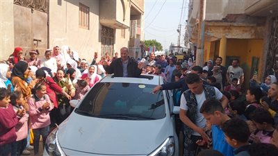 الطلاب لفوا بيه البلد.. زفة بلدي وممر شرفي احتفالًا بإحالة مدير مدرسة بكفر الشيخ للمعاش| صور