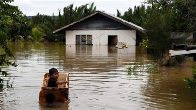 الفيضانات تجتاح ماليزيا وتهجر 40 ألف من منازلهم وتقتل 4 أشخاص | صور 