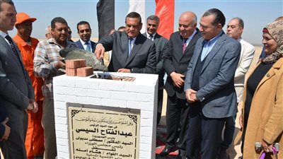 وزير التنمية المحلية ومحافظ قنا يضعان حجر أساس المنطقة الحرفية بالترامسة 