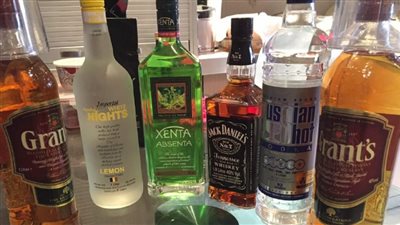 جمارك السلوم تضبط محاولة تهريب 92 زجاجة مشروبات كحولية