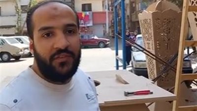 سعره 12 ألف جنيه.. أكبر فانوس خشبي يزين شوارع أسيوط | بث مباشر 