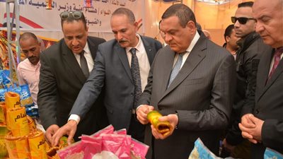 بتخفيضات 30%.. وزير التنمية المحلية ومحافظ قنا يفتتحان معارض أهلا رمضان بقرية خزام