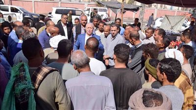 محافظ الأقصر يتابع أعمال تطوير سوق الخضار والفاكهة وعددا من المواقف بالمدينة 