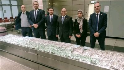 ضبط أجنبية حاولت تهريب 50 خرطوشة سجائر وكابلات إنترنت في مطار القاهرة