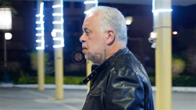 بعد فوزه بمنصب النقيب.. أشرف زكي يواسي رشا مهدي في عزاء والدتها | صور