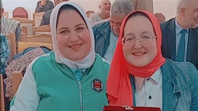 أعادت 350 ألف جنيه ورفضت المكافأة.. محافظ كفر الشيخ يشيد بأمانة معلمة ويعد بتكريمها 