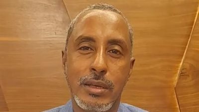 والد الطفلة السودانية بعد إنقاذها على يد طبيب مصري: كان بقالها سنة ونص مش بتنام على ضهرها | بث مباشر