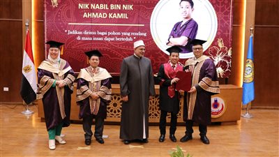 رئيس جامعة الأزهر يشهد تخريج الدفعة التاسعة من أطباء وطبيبات ماليزيا بمستشفى الحسين