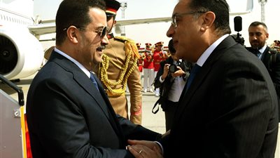 مدبولي يستقبل رئيس الوزراء العراقي في مطار القاهرة