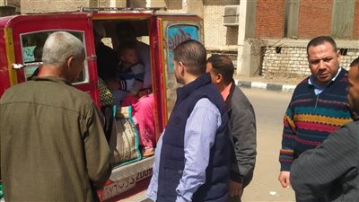 حملات مكثفة على مواقف السيارات لمتابعة التزام السائقين بتعريفة الأجرة بالفيوم