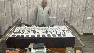 ترسانة أسلحة ومخزن مخدرات.. ماذا وجدت الشرطة داخل منزل مسجل خطر بقنا؟