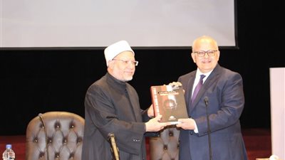 المفتي لطلاب جامعة القاهرة: لا تتركوا أنفسكم فريسة للمعلومات المضللة