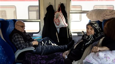 النوم على المقاعد والمعيشة بالكبائن.. لقطات من حياة عائلات تركية في قطار بعد الزلزال 