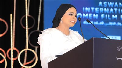 متسابقة برنامج الدوم تشارك في تقديم افتتاح مهرجان أسوان مع جاسمين طه 