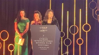 درية شرف الدين خلال تكريمها في مهرجان أسوان: أتمنى إعادة السينما لسابق عهدها لأن المنصات عاجزة عن هذا الدور 