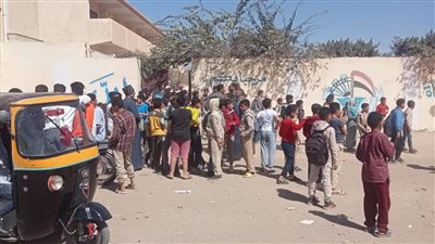 حاولت سرقتها.. إصابة طالبة على يد زميلتها أمام مدرسة بالفيوم