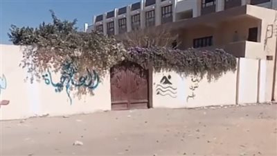 فشلت في سرقة قرطها الذهبي.. تلميذة تصيب زميلتها بجرح قطعي برقبتها أمام مدرسة بالفيوم | بث مباشر