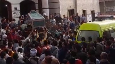 انهيار أسرة عامل لقي مصرعه في حريق مصنع طوب خلال تشييع جثمانه بالشرقية | بث مباشر