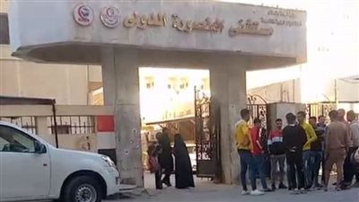 أسرة شاب عُثر على جثمانه مقتولا بجوار ترعة بالدقهلية ينتظرون أمام المشرحة لاستلام جثمانه | بث مباشر